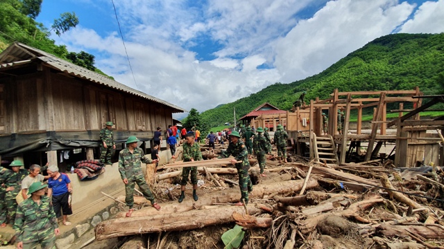 Sát cánh cùng dân trong lũ dữ